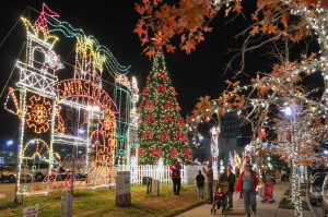 winter-wonderland-santas-toy-company-low-res